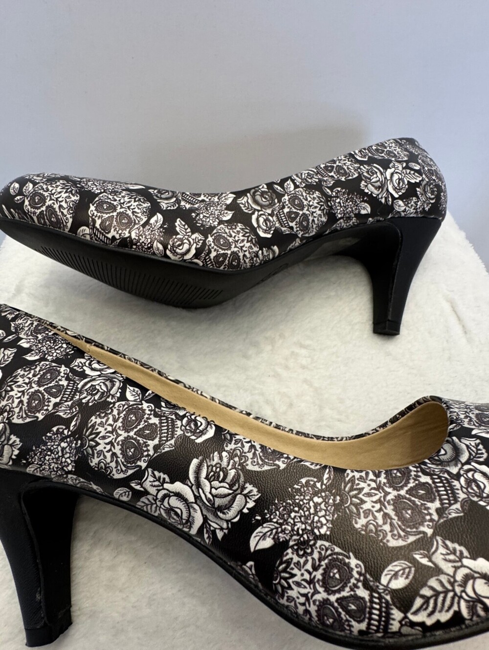 T.U.K. A8933L Antipop Heels Womens 9 Sugar Skull Roses Goth Pumps NWOT - Picture 8 of 10